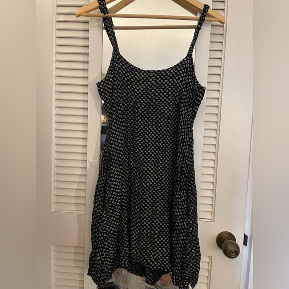Volcom black and white floral sun dress with pockets - Picture 2 of 3